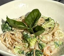 Цельнозерновая паста с креветками и брокколи