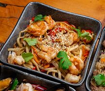 Wok c тигровыми креветками