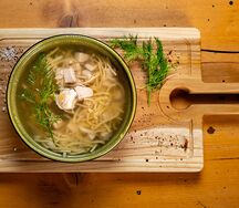 Куриный суп с яичной лапшой и перепелиным яйцом