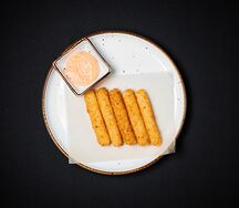 Сырные палочки с соусом спайси