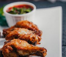 Куриные крылышки фри с томатным соусом