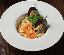 Птитим с морепродуктами в сливочном соусе