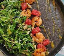 Салат с рукколой и креветками