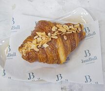 Круасссан с заварным кремом и вишней