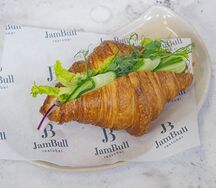 Круассан с тунцом