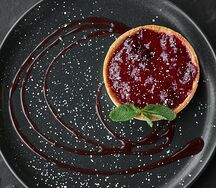 Корзинка с вишней