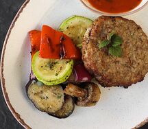 Сочная котлета с овощами гриль