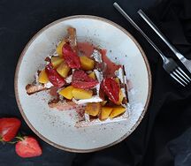 Бельгийская вафля с клубникой и персиком
