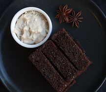Чесночные гренки с соусом