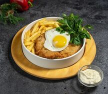 Шницель из куриного бедра с соусом тартар и картофелем фри