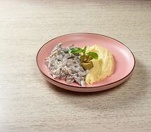 Бефстроганов с картофельным пюре