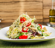 Салат Цезарь с курицей и запеченным хлебом