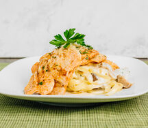 Тальятелле с куриной грудкой и шампиньонами