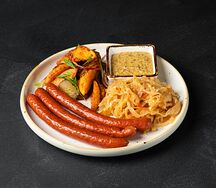 Немецкие колбаски с картофельным пюре и тушеной капустой пряные с сыром