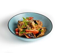 Салат с хрустящими баклажанами с курицей