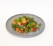 Салат с копченой сёмгой и жареным сыром