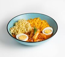 Токпокки с лапшой и сыром