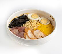 Сырный рамен с копченостями