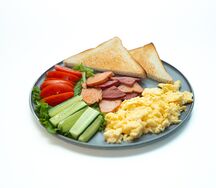 Скрембл с ломтиками мяса