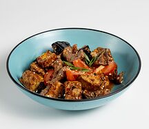 Салат с хрустящими баклажанами с говядиной