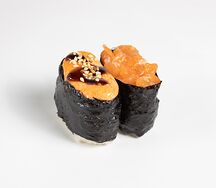 Гункан с лососем