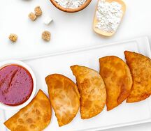 Восточные чебуреки с соусом