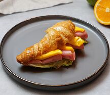 Круассан с сыром и ветчиной