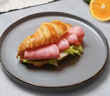 Круассан с ветчиной