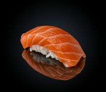 Суши с лососем