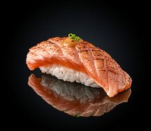 Суши с опаленным лососем