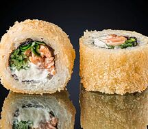 Теплый ролл с лососем терияки