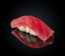 Суши с тунцом