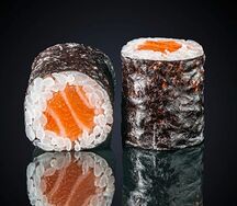 Мини ролл с лососем