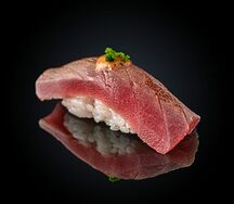 Суши с опаленным тунцом