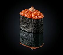 Гункан с лососем