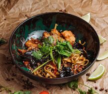 Wok с курицей и овощами