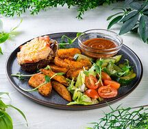 Запечённая вег-котлета под перцем с картофельными дольками и овощами