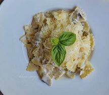Фарфалле с курицей и грибами