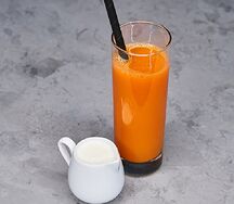 Свежевыжатый морковный сок со сливками