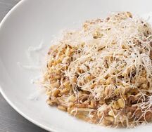 Цельнозерновая овсяная каша с рваной говядиной и сыром