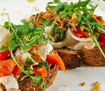 Брускетта с ветчиной из индейки, печеным перцем и соусом песто