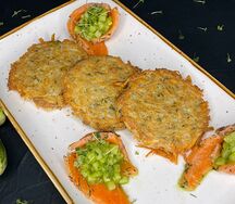 Драники с лососем и тартаром из огурца