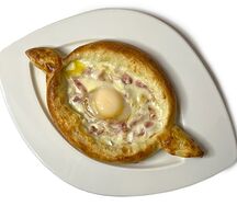Хачапури по-аджарски с беконом