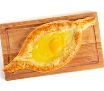 Хачапури по-аджарски с креветкой