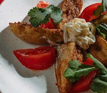 Салат с томатами, баклажаном и страчателлой