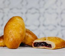 Пирожок с вишней