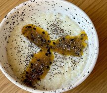 Рисовая каша с белым шоколадом и маракуйей