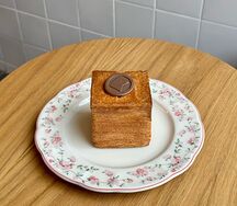 Круассан Куб с вареной сгущенкой и сыром Маскарпоне
