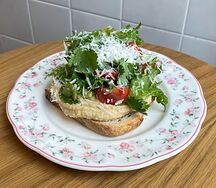 Тост с хумусом и гуакамоле