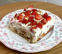 Булочка с корицей и клубникой